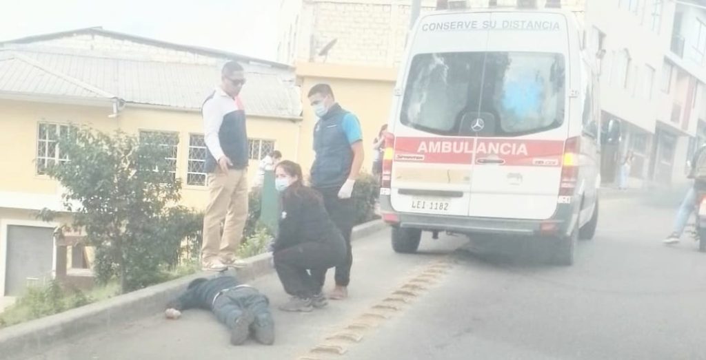 El ciudadano fue atendido por los paramédicos del Ministerio de Salud.