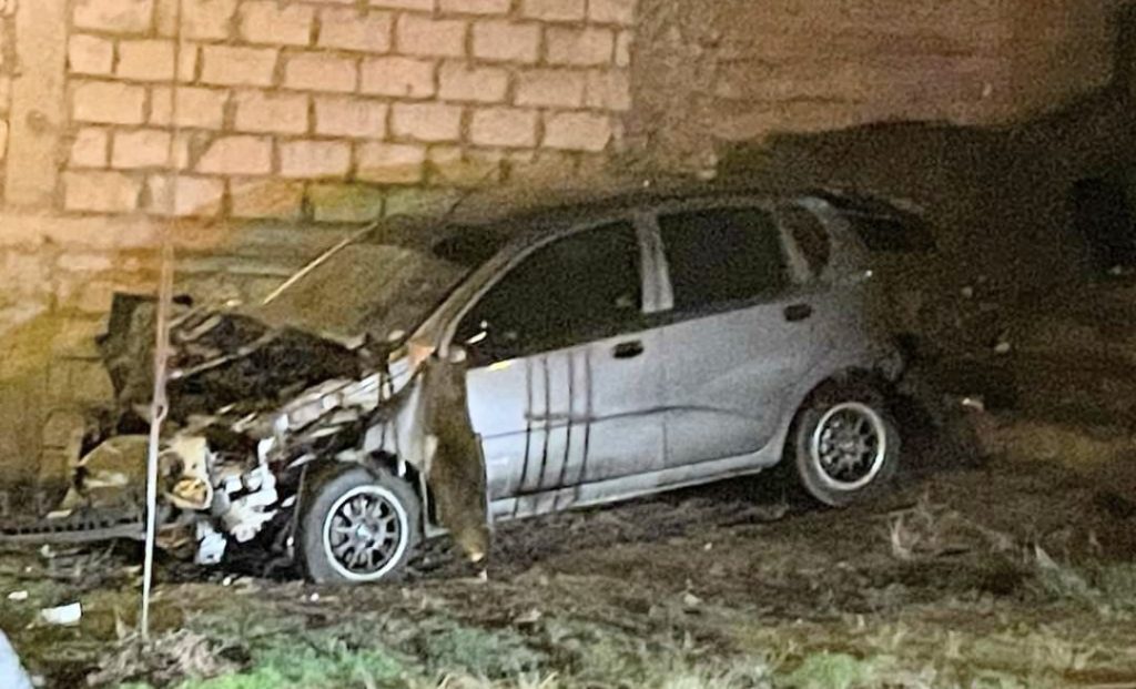 El automóvil permanecía estacionado a la intemperie, fuera de la vivienda afectada.