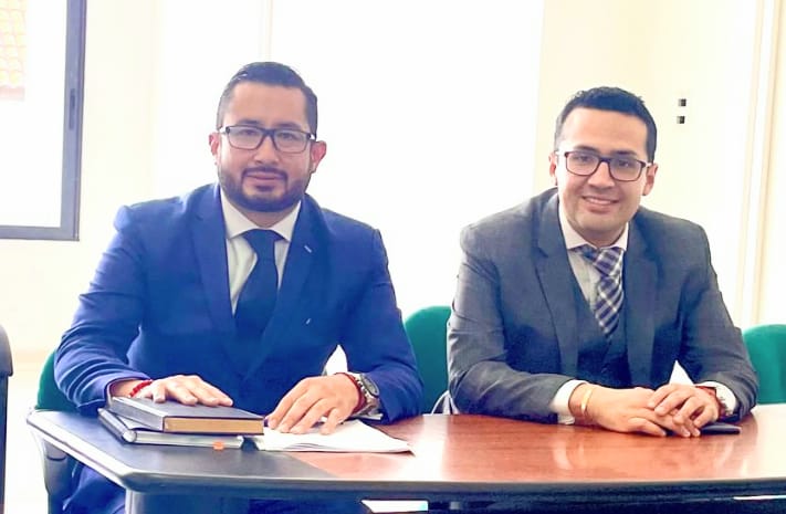 Max Ochoa Jiménez (izq.) y Michael Maza Pacheco defendieron a Manuel A. C.