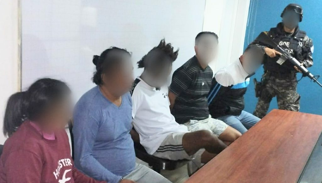 Los dos ciudadanos ingresaron al centro carcelario de la localidad.