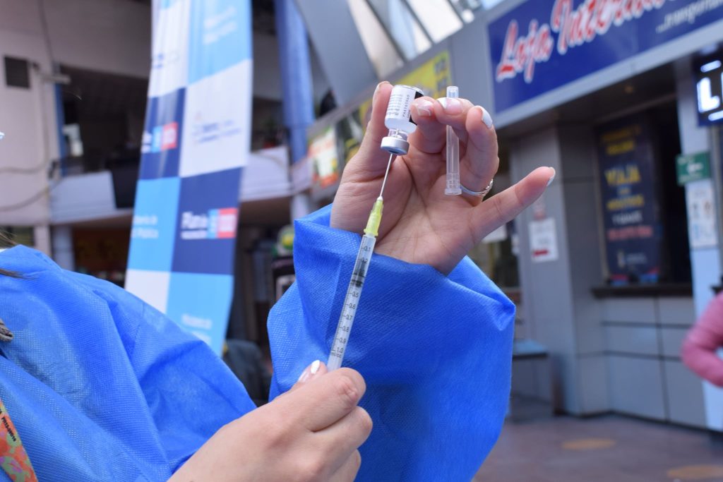 Entre más personas se vacunen permite minimizar las posibles complicaciones.