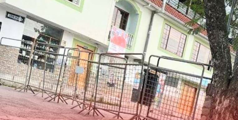 A nivel nacional en las UPC's se colocaron las vallas alrededor de la infraestructura.