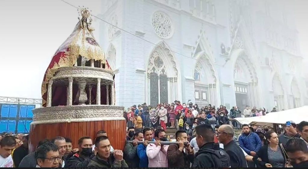 Se cumplió una procesión desde la Basílica hacia el Campo Mariano. (Imagen cortesía Multicanal Catamayo)