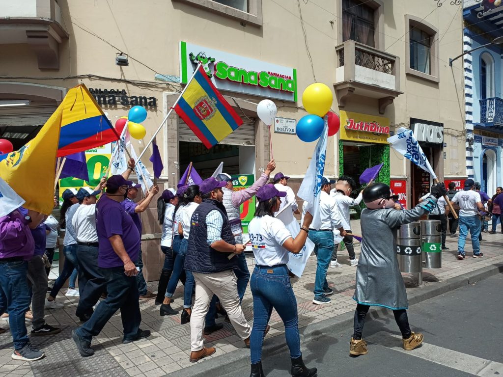 En las calles de Loja, durante este primer día de campaña, varios movimientos políticos realizaron proselitismo.