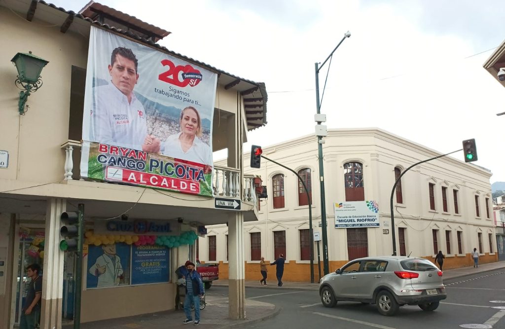 Una de las pancartas está ubicada en un inmueble que está en la esquina de las calles Mercadillo y Bernardo Valdivieso.