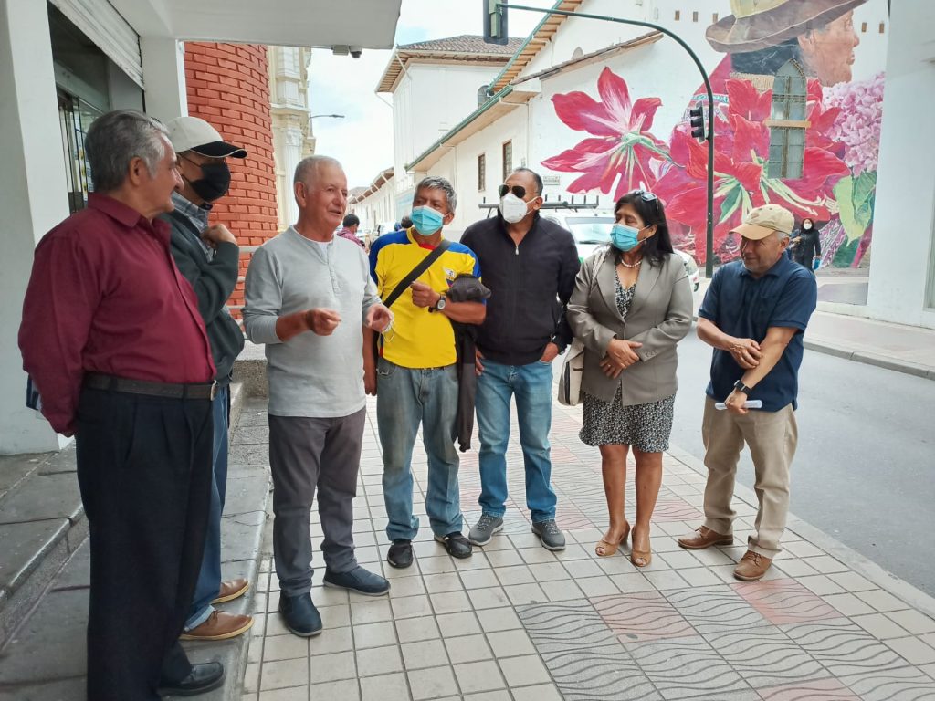 Un grupo de jubilados lojanos acudió al IESS para reunirse con autoridades.