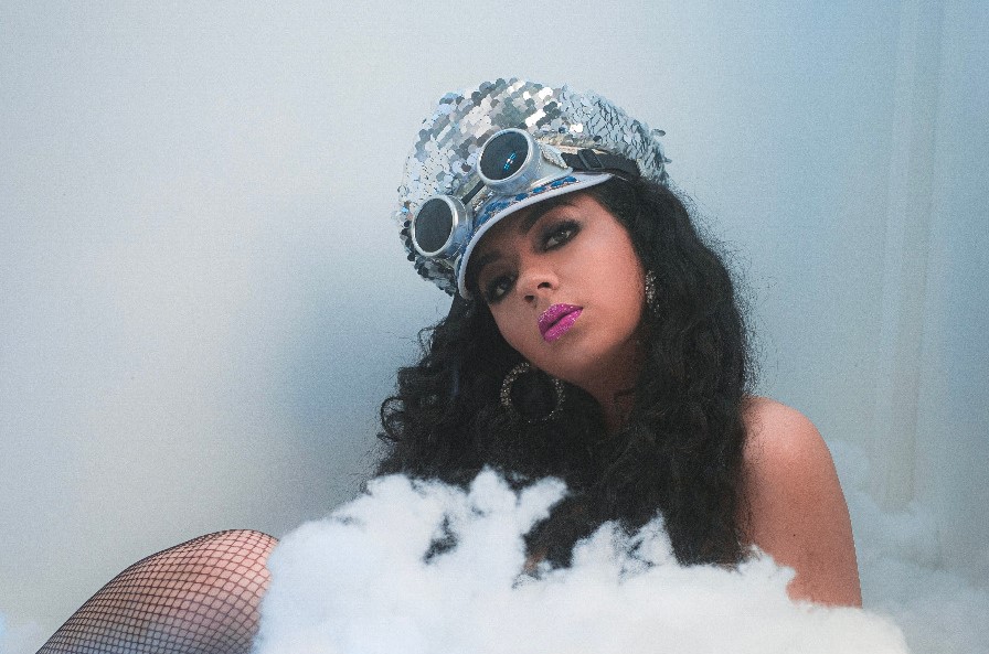 Monserrath, en 2022, presentó varios temas.