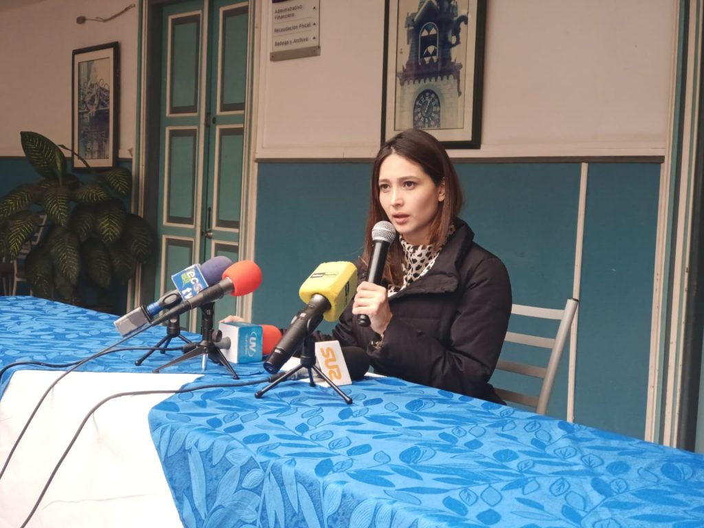 Karen Sichel Arciniega señala que como funcionaria no está invitando a los ciudadanos a que voten a favor del Referéndum, sino que lo que hace es informar sobre los contenidos.