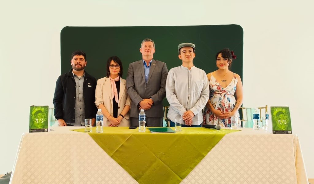 El gerente del Banco de Loja junto a tres de los artistas presentes en el actual calendario y uno de los participantes de la edición pasada.