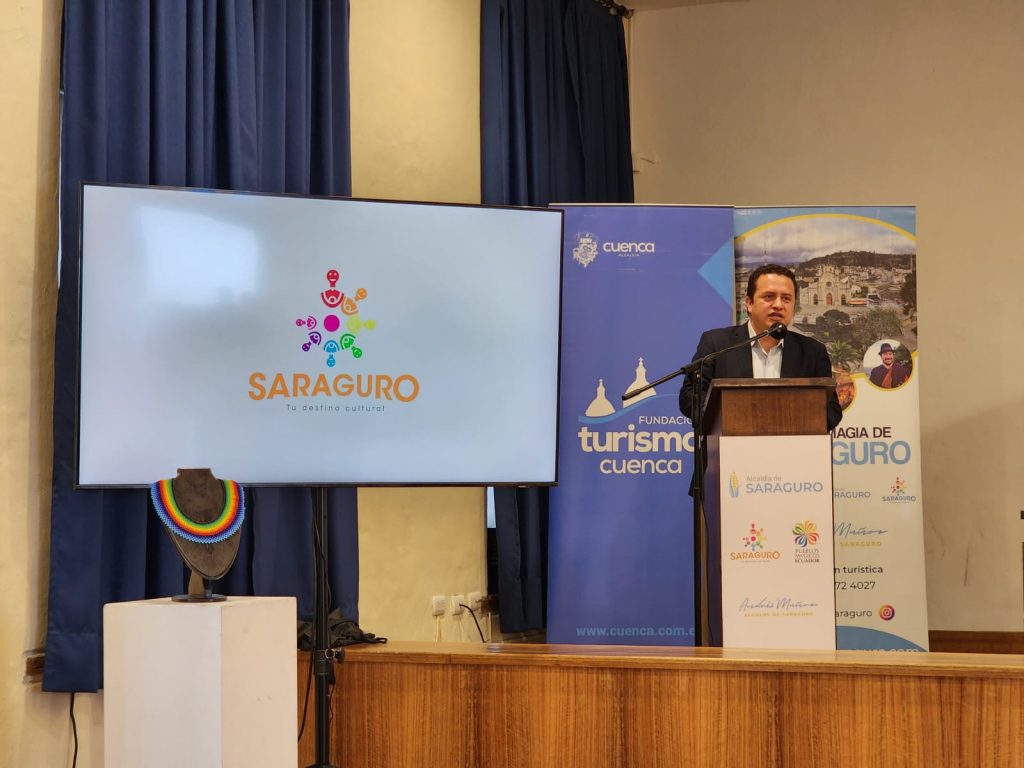 El alcalde de Saraguro, Andrés Muñoz, durante la presentación en Cuenca.