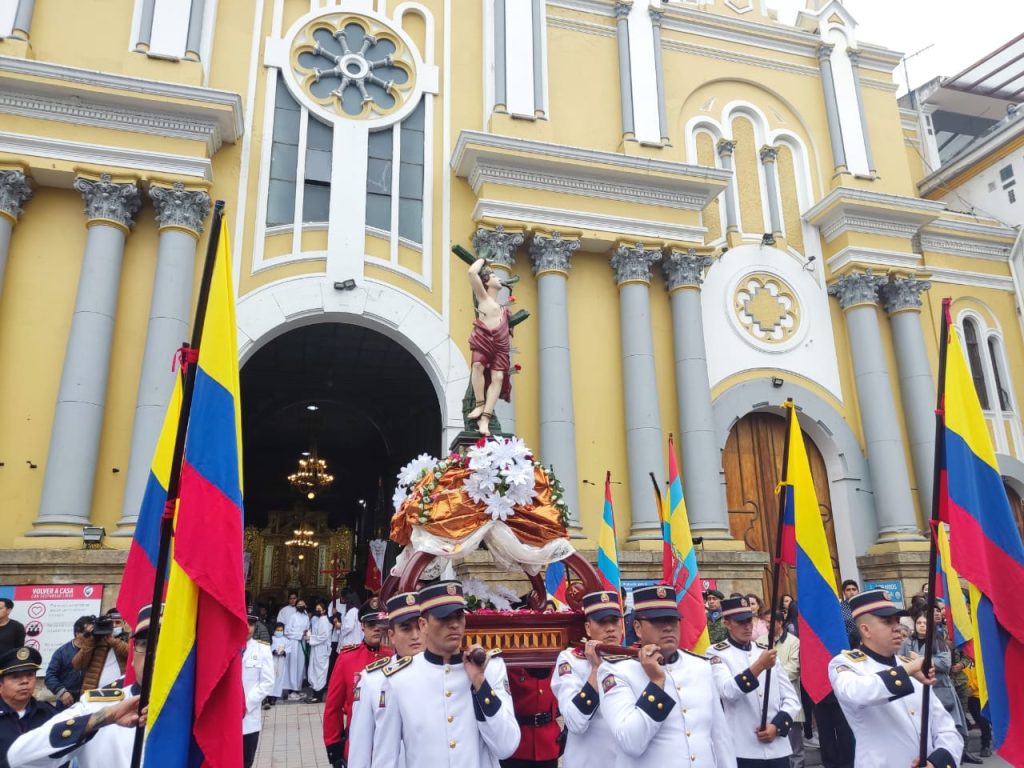 En las afueras de la Catedral hubo un acto especial, previo al ingreso de la imagen al templo.