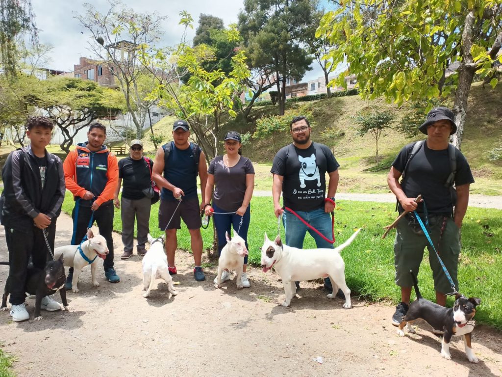 Algunos propietarios junto a sus mascotas.