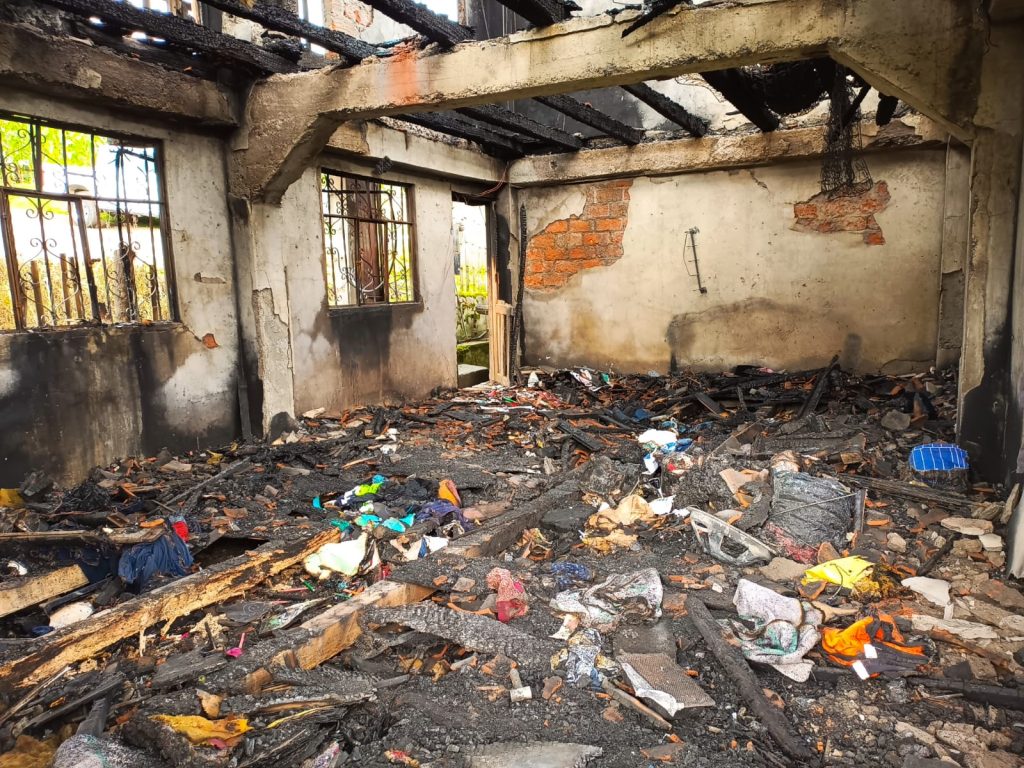 Así quedaron las pertenencias de la familia, luego del incendio ocurrido la noche del último sábado.