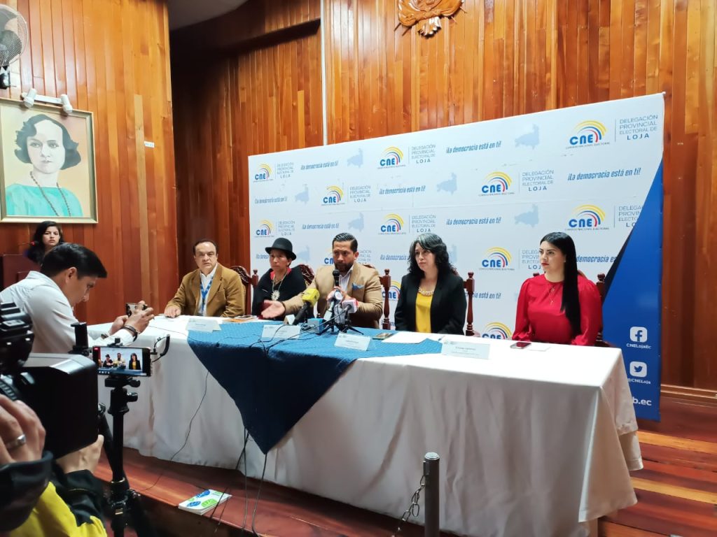 Autoridades electorales de Loja, durante una rueda de prensa que brindaron este lunes 30 de enero de 2023.