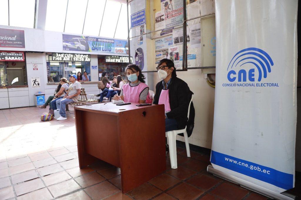 En la Terminal Terrestre se encuentra en una mesa.