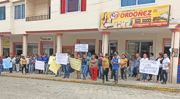 Los transportistas realizaron algunos plantones por ese aparente incremento.