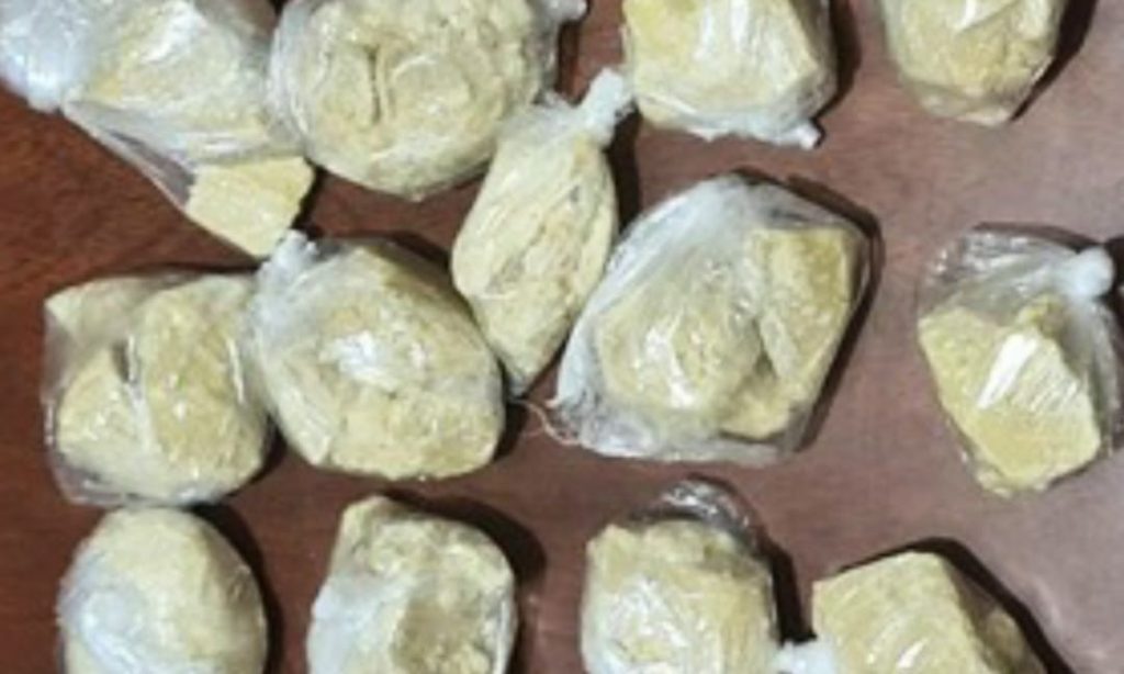 La droga fue sometida a la Prueba de Identificación Preliminar Homologada (PIPH) y el resultado es positivo para base de cocaína.