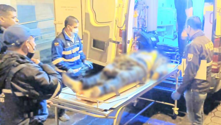 La persona fallecida llevaba puesta tres pantalones y tres casacas.