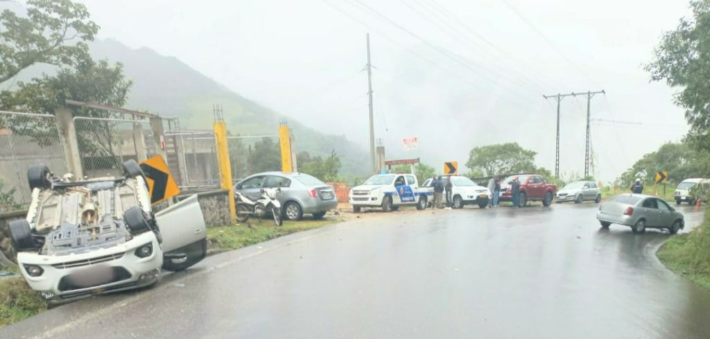 La persona herida, de 34 años, iba en el vehículo de placa de Pichincha.