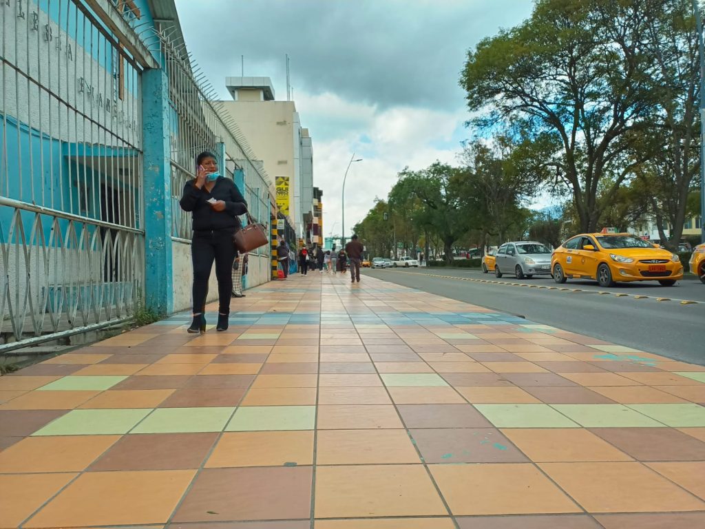 La calidad de las baldosas colocadas dentro del área intervenida con el proyecto de regeneración urbana o Regenerar sigue siendo motivo de polémica.