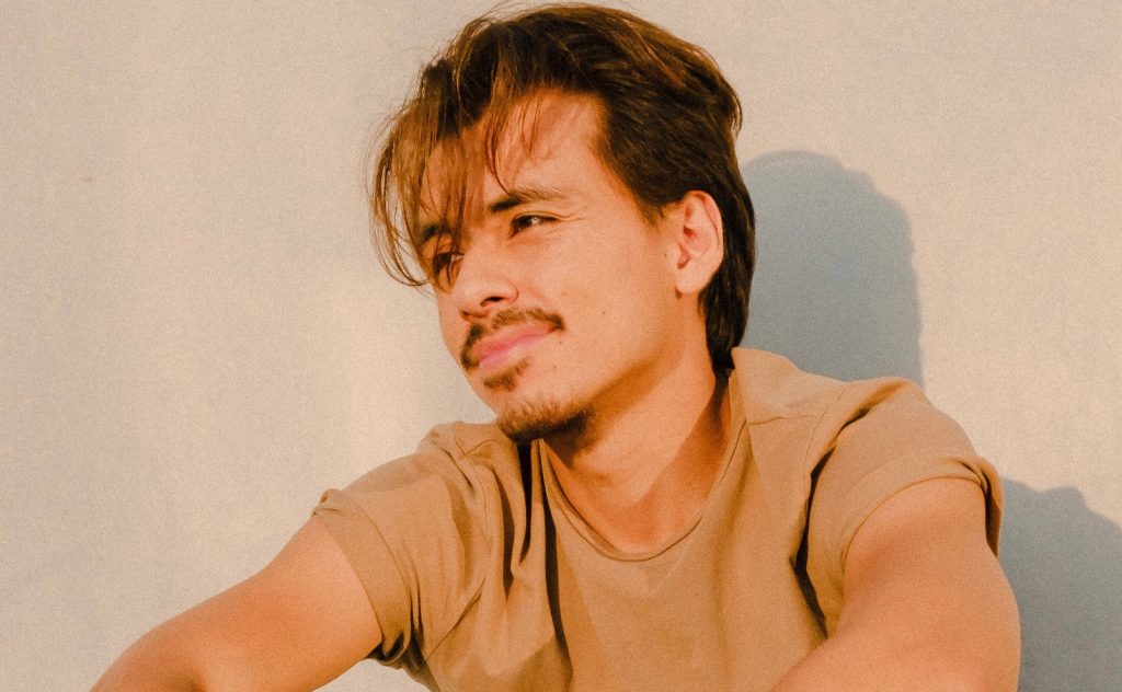 Alejandro Sierra compone sus propias canciones.