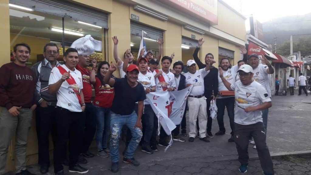 Los hinchas han asistido a diversos cotejos disputados por el equipo albo. (Fotografía archivo)