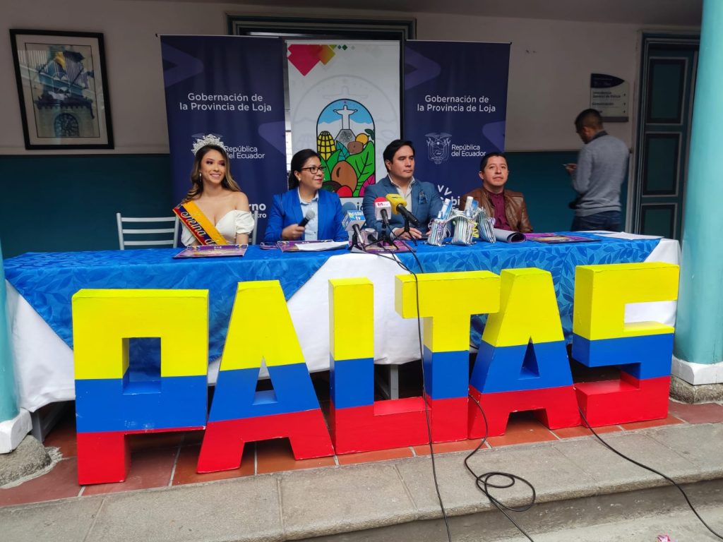 La alcaldesa de Paltas, Yennifer López, un concejal y la soberana, en compañía del jefe Político, Juan Carlos Sarzosa, durante la rueda de prensa.
