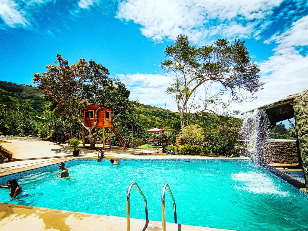 El cantón posee una serie de locales donde propios y extraños pueden disfrutar de su servicio y encantos.