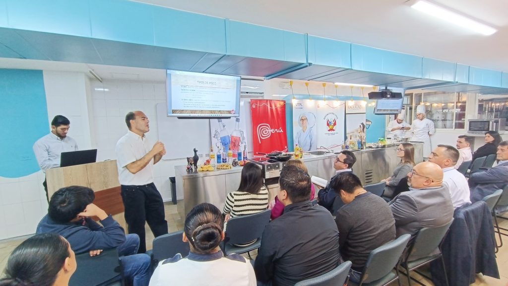 El mixólogo, Ricardo Carpio Valdés, ofreció también una conferencia a los gremios empresarial, gastronómico y turístico.