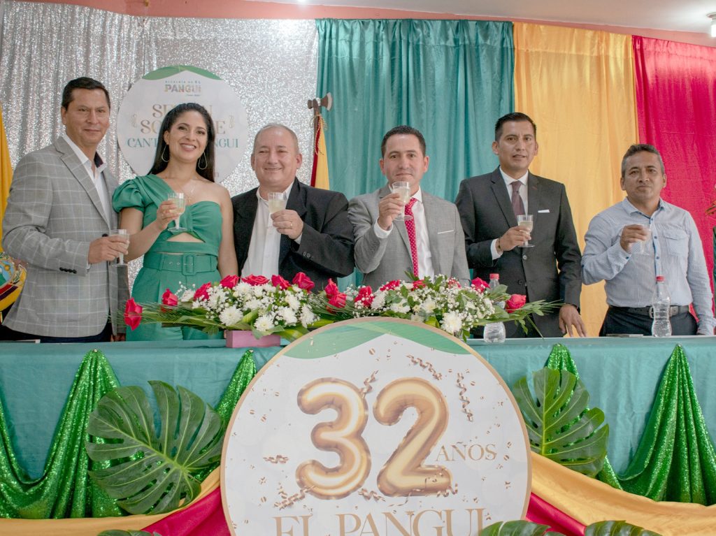 Autoridades del cantón, durante la sesión solemne conmemorativa.