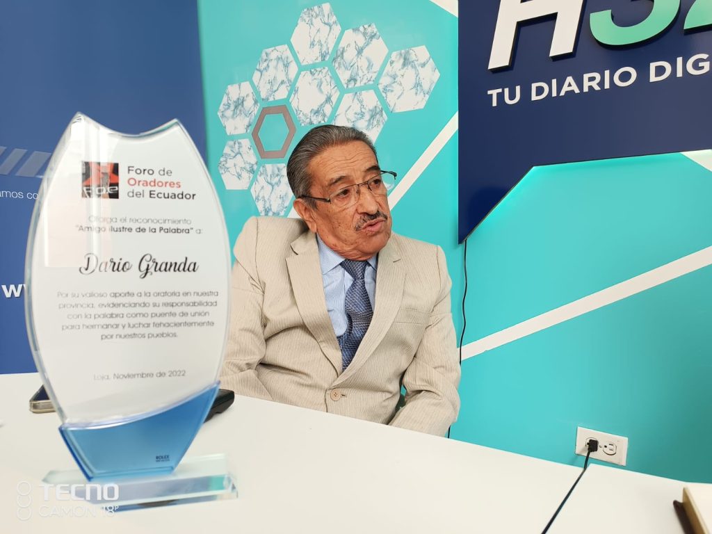 Manifiesta que todo esfuerzo grande o pequeño siempre tiene su recompensa cuando se trabaja con criterios de pulcritud y de honradez.