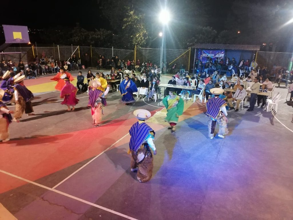 Grupos de danza amenizaron la tarde y noche de solidaridad.