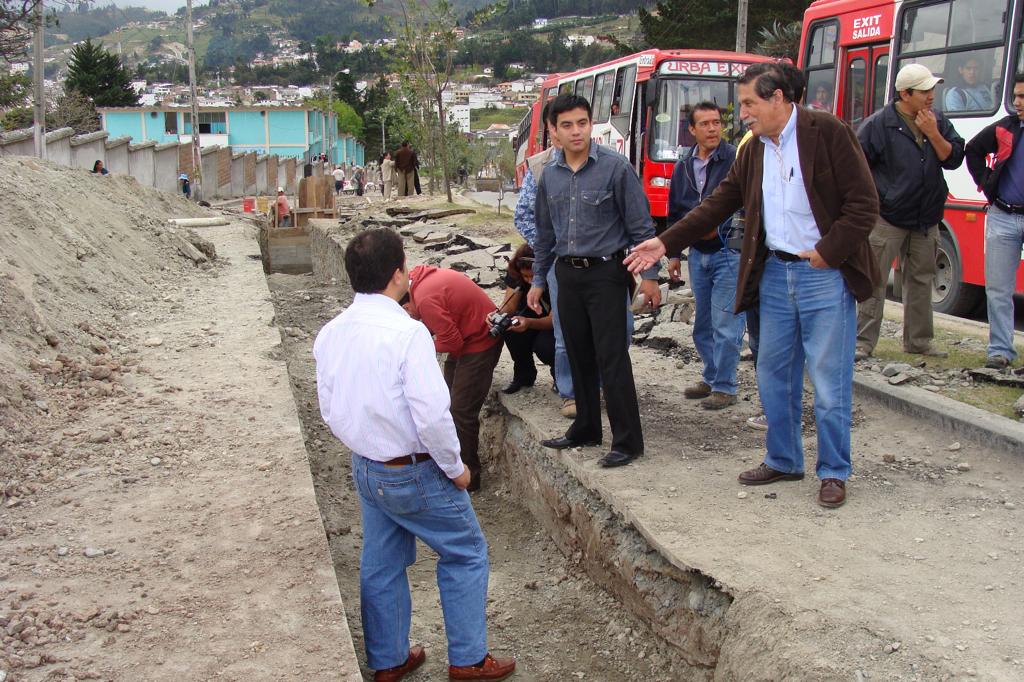 Siempre se lo vio inspeccionado en persona las obras ejecutadas por su administración municipal.
