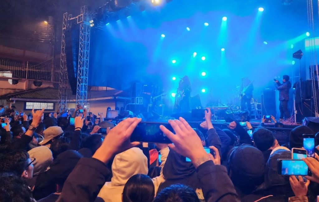 Bajo Sueños atrajo una gran cantidad de personas en el concierto que ofrecieron.