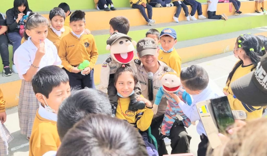 Los niños interactuaron con la marioneta el viernes anterior.