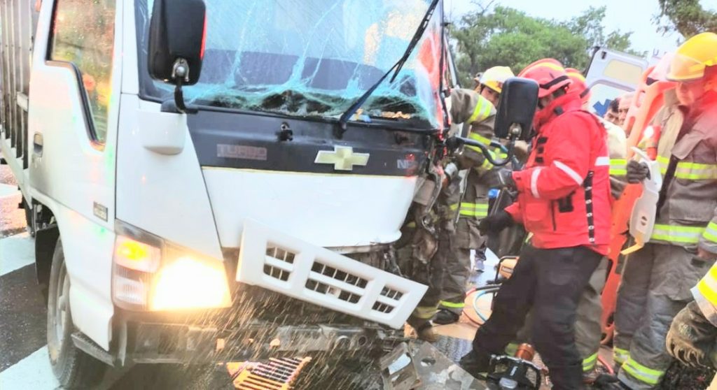 El camión pequeño se impactó contra un poste de alumbrado público.