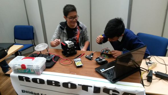 Los alumnos desarrollan su creatividad mediante la robótica.