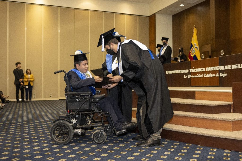 José Melkisedeh Abad Troya recibió su título profesional en un acto celebrado hace pocos días en la UTPL.