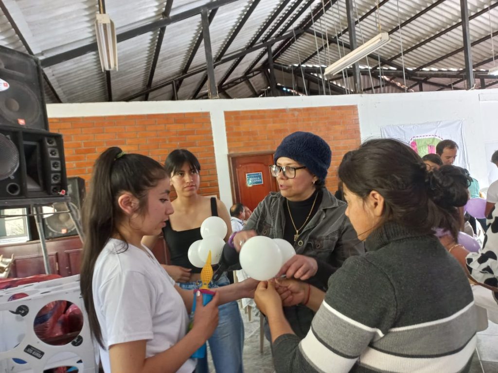 Los participantes aprendieron a elaborar piñatas y a decorar globos.