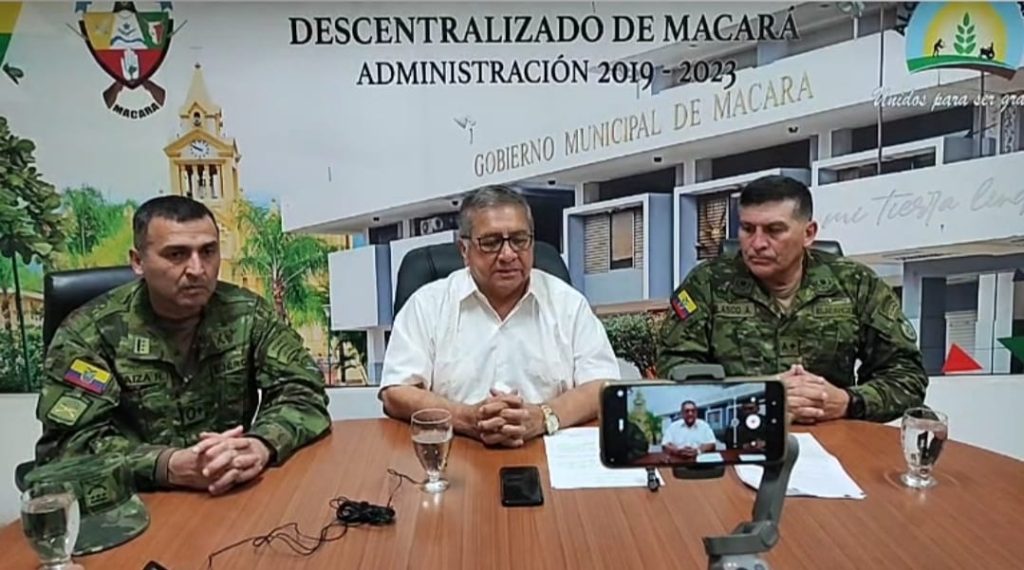 Las autoridades del Ejército ecuatoriano y el alcalde de Macará, Alfredo Suquilanda, en la rueda de prensa desarrollada ayer en ese cantón fronterizo.