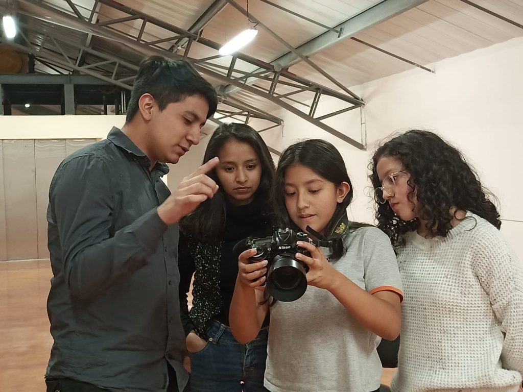 Ocho participantes fueron parte del taller de fotopoesía, dictado el mes anterior.