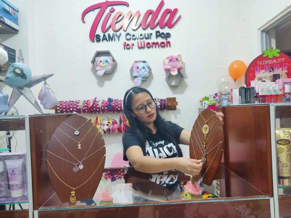 Tienda Samy Colour Pop, tienda, Loja, Samanta Macas Yanza, propietaria, cosméticos, transmisiones en vivo, clientes.