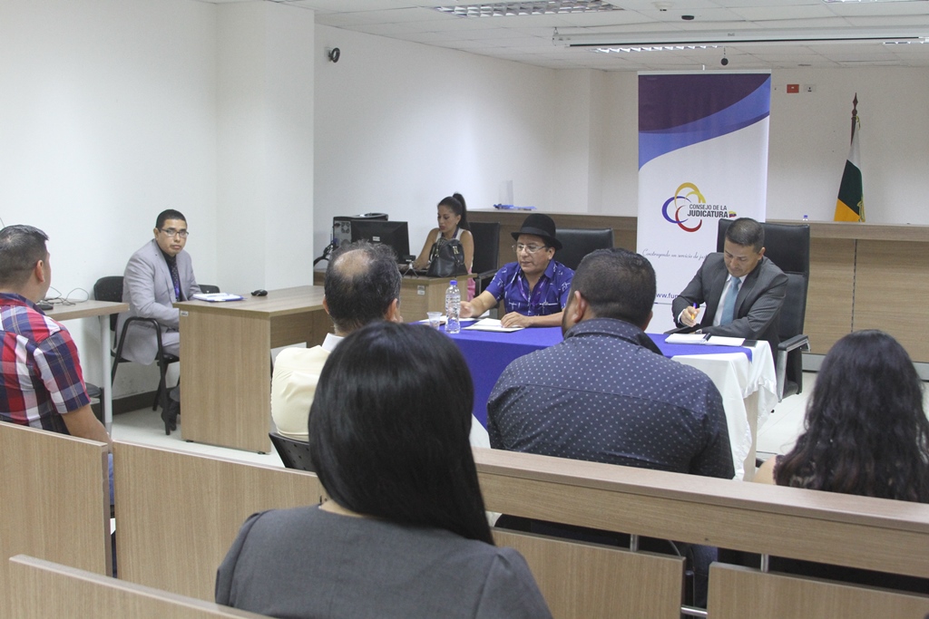 Los profesionales del Derecho durante su reunión con las autoridades.