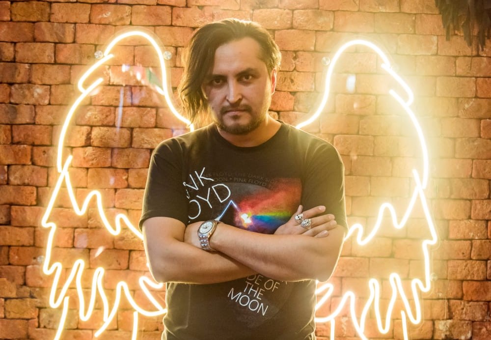 Nixon Ortega es músico y tiene experiencia en programas televisivos sobre rock y metal.