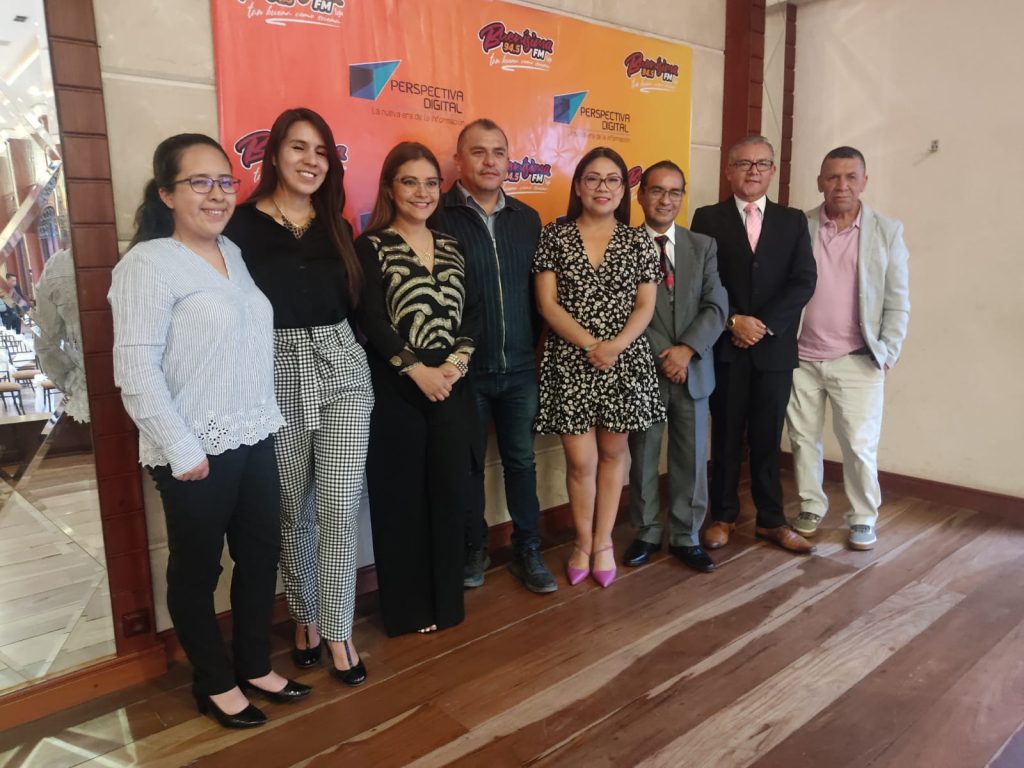Personal de Radio Buenísima y Perspectiva Digital, luego de la firma del convenio.