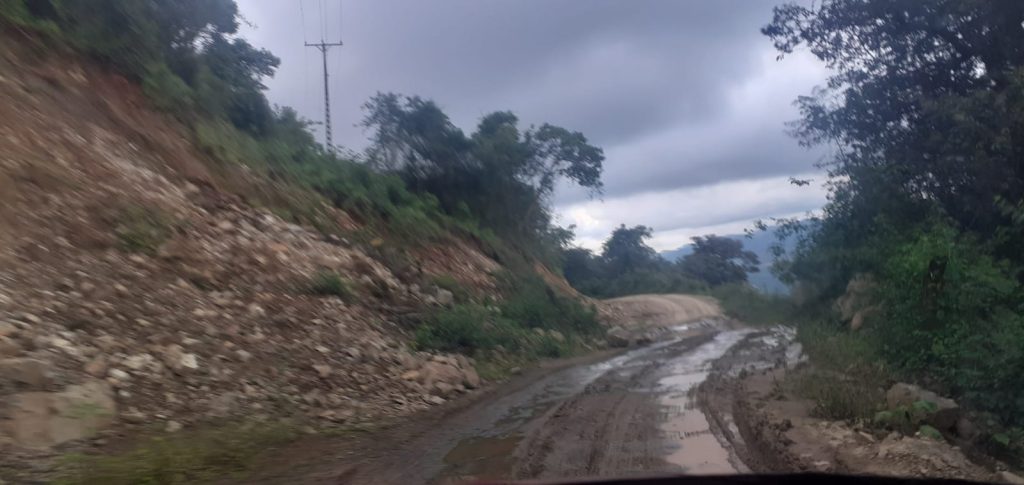 La vía se encuentra, al momento, intransitable.