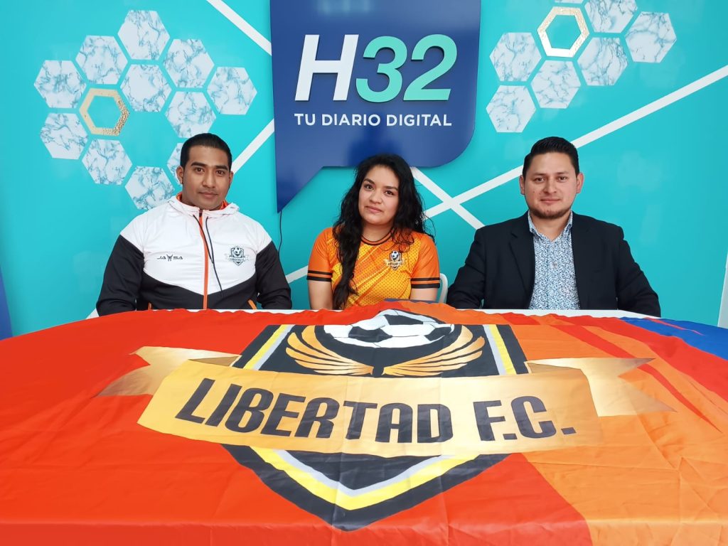 Diego Díaz, Ivonne Paredes y Edison Castro, integrantes de la Barra Sin Fronteras.