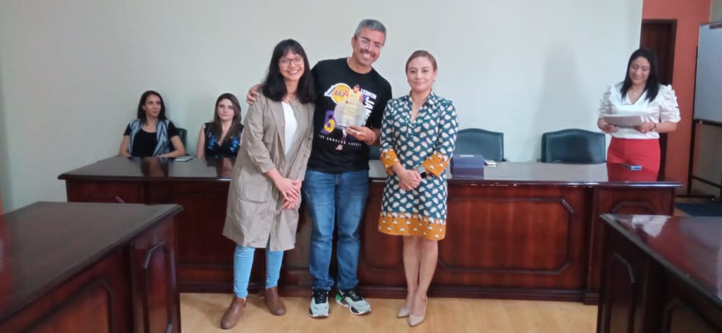 Cristian Galarza Sánchez exhibe el reconocimiento obtenido.