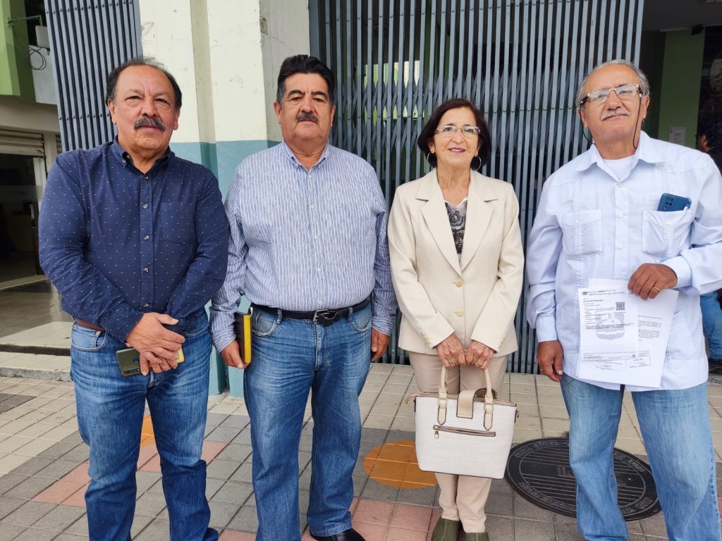 Parte de los jubilados acudió este martes, 28 de marzo de 2023, al Municipio a presentar un oficio.