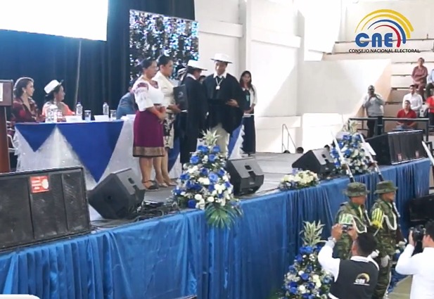 El acto fue en el coliseo de la unidad educativa Luis Felipe Borja.